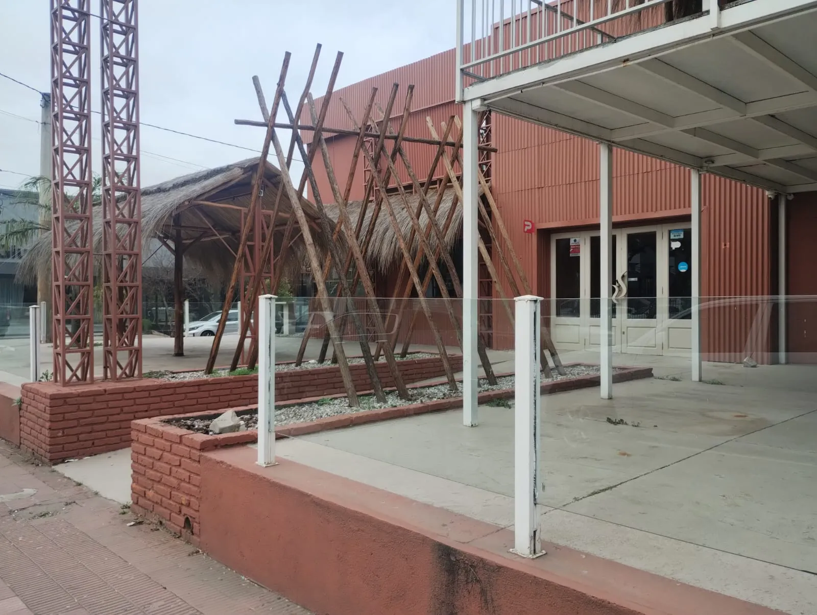 CERRO DE LAS ROSAS- IMPORTANTE LOCAL COMERCIAL PREMIUM EN ALQUILER - 450 MTS- ESQUINA- SOBRE AV. RAFAEL NUÑEZ- 450 M2 CUB