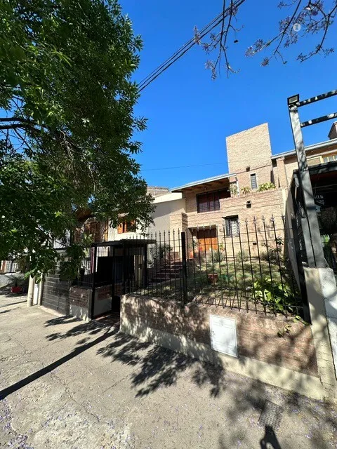 VENTA HERMOSA CASA DE 4 DORMITORIOS EN PARQUE CAPITAL