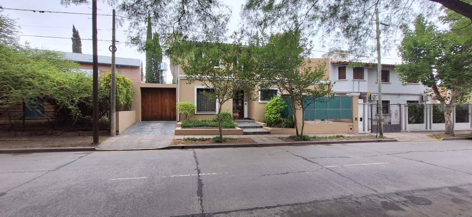 VENTA CASA DE CATEGORIA EN B° URCA - 5 DORMITORIOS