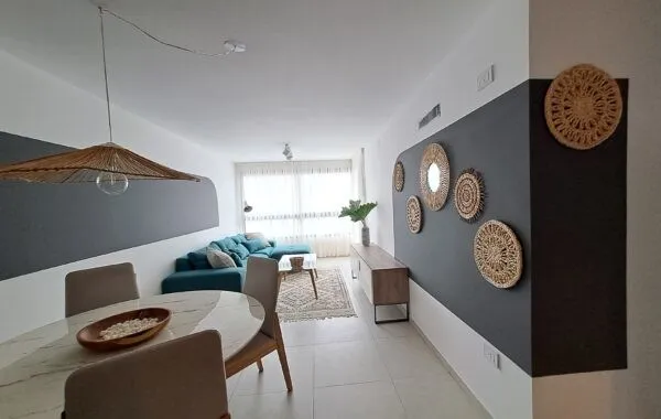 EN VENTA -  CASEROS 881 - B° CENTRO.-