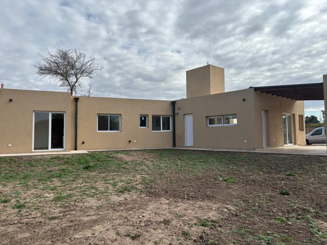 Tu nueva casa lista para disfrutar! A estrenar, con 470 m² de terreno y 150 m² cubiertos. Servicios completos de agua, luz y gas todos dados de alta.
