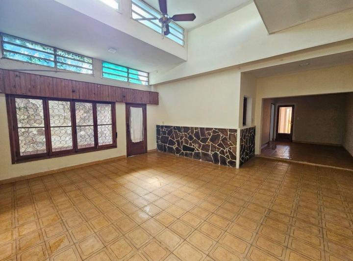 Casa · 235m² · 5 Ambientes · 2 Cocheras