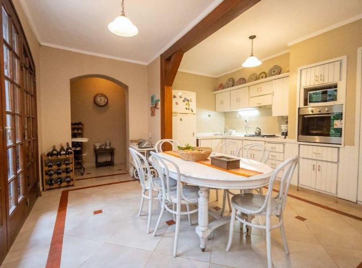 Casa · 319m² · 7 Ambientes · 1 Cochera