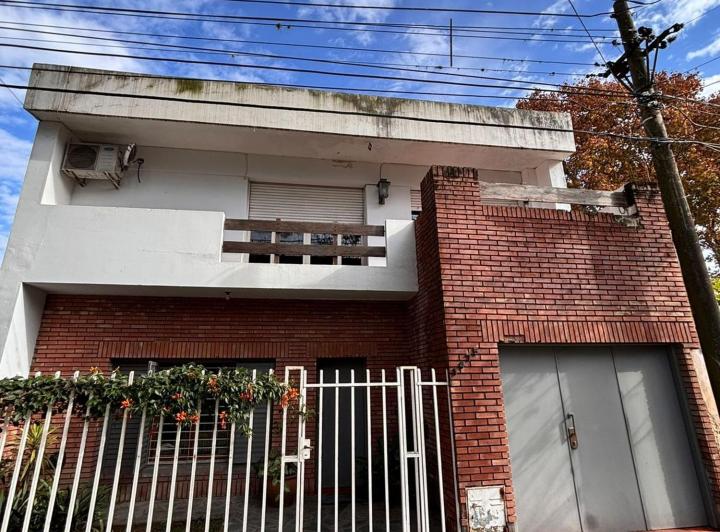Casa · 242m² · 4 Ambientes · 2 Cocheras