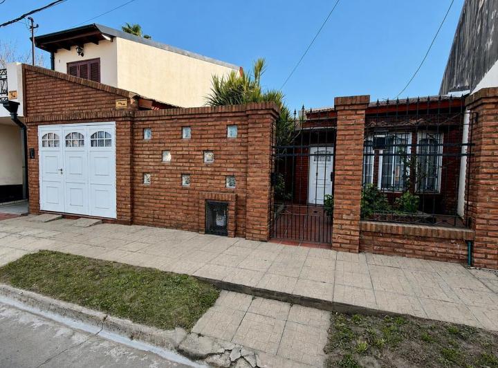 Casa · 326m² · 7 Ambientes · 1 Cochera