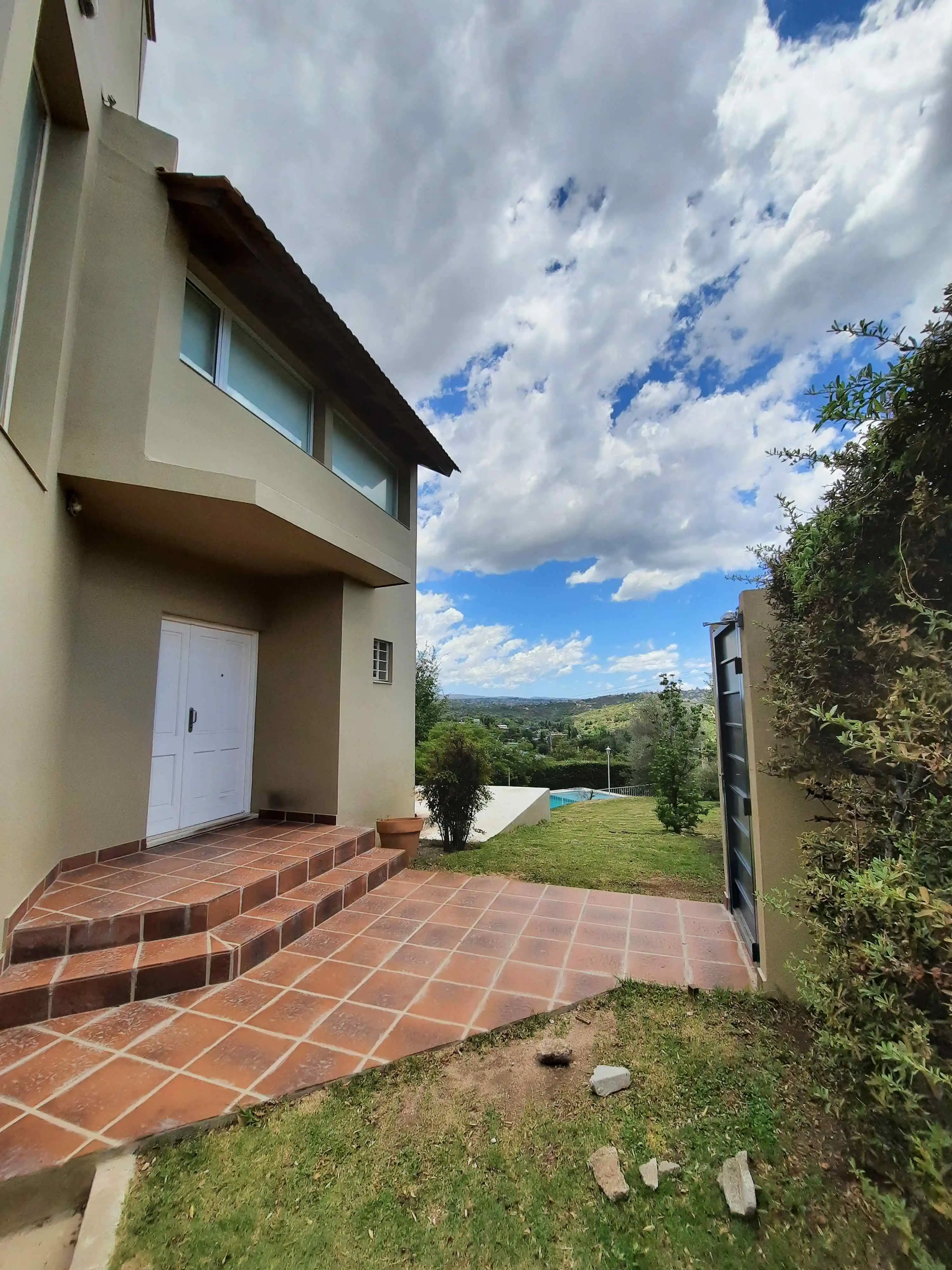 VENTA-CASA 2 DORMITORIOS-VILLA CARLOS PAZ-VISTA ÚNICA.