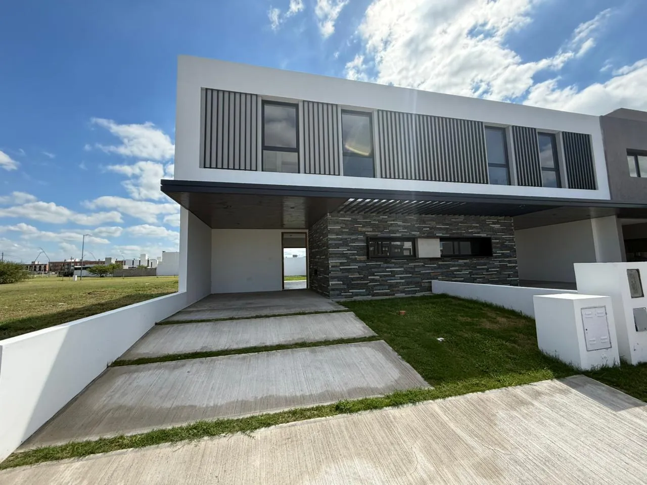 VENTA DUPLEX DE CATEGORÍA EN MANANTIALES II - 3 DORMITORIOS, A ESTRENAR
