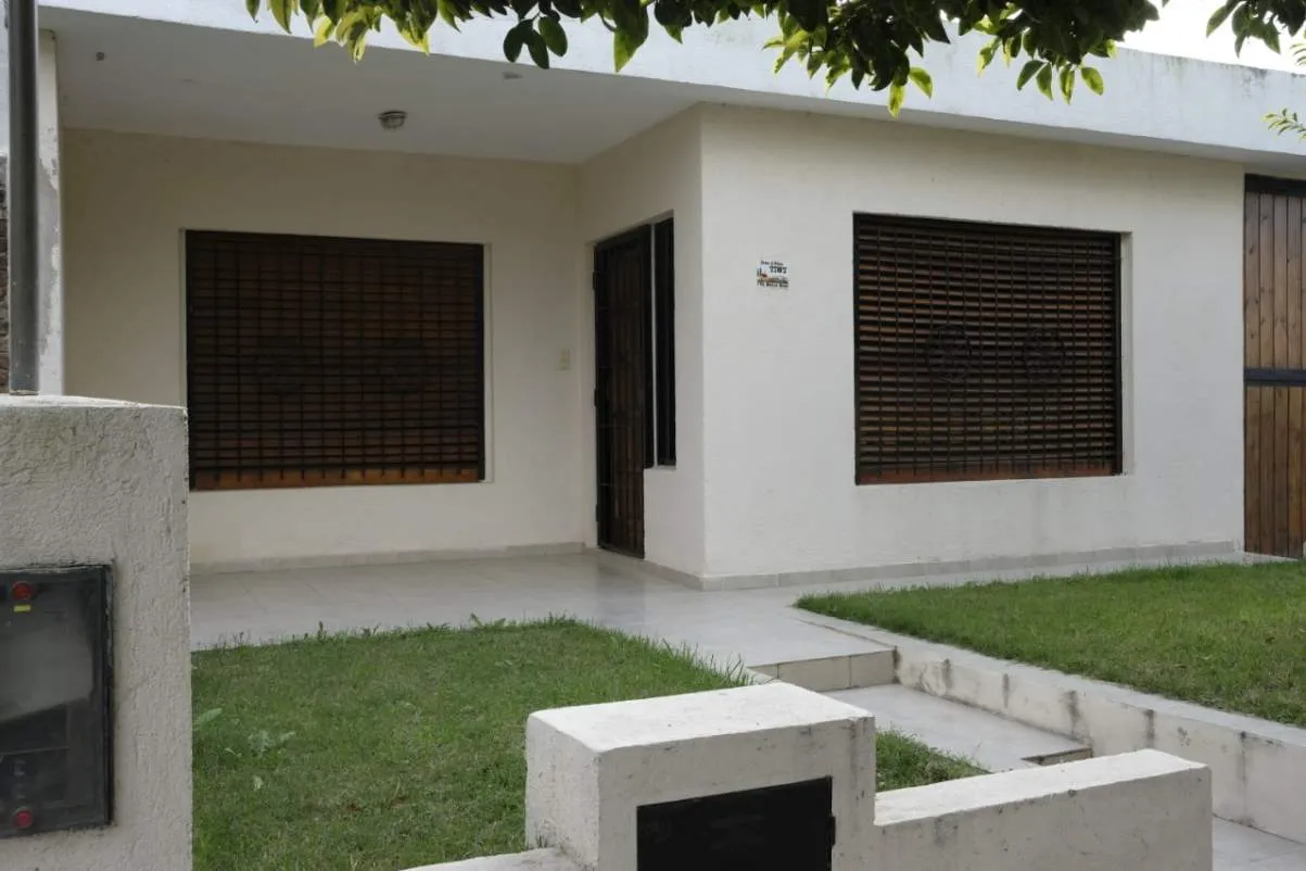 ATENCION INVERSORES CASA SOBRE JAVIER DIAZ AL 1700 , C CONSTRUCCION ATRAS PARA D...