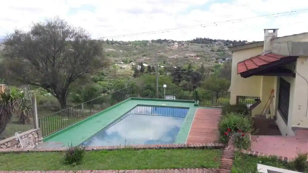 CASA CON PILETA - VILLA PARQUE SIQUIMAN - ACEPTO DEPARTAMENTO