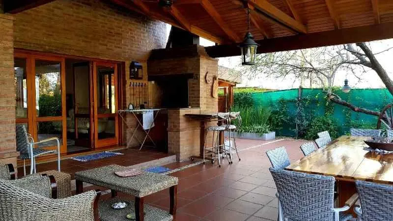 Lomas de la Carolina: 4 dorm, 5 baños Casa de categoría!!