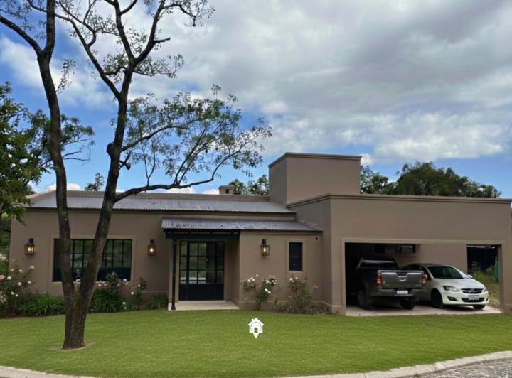 Casa · 230m² · 3 Dormitorios · 2 Cocheras
