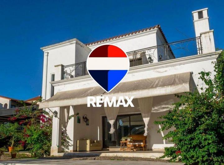 Casa · 260m² · 6 Ambientes · 2 Cocheras