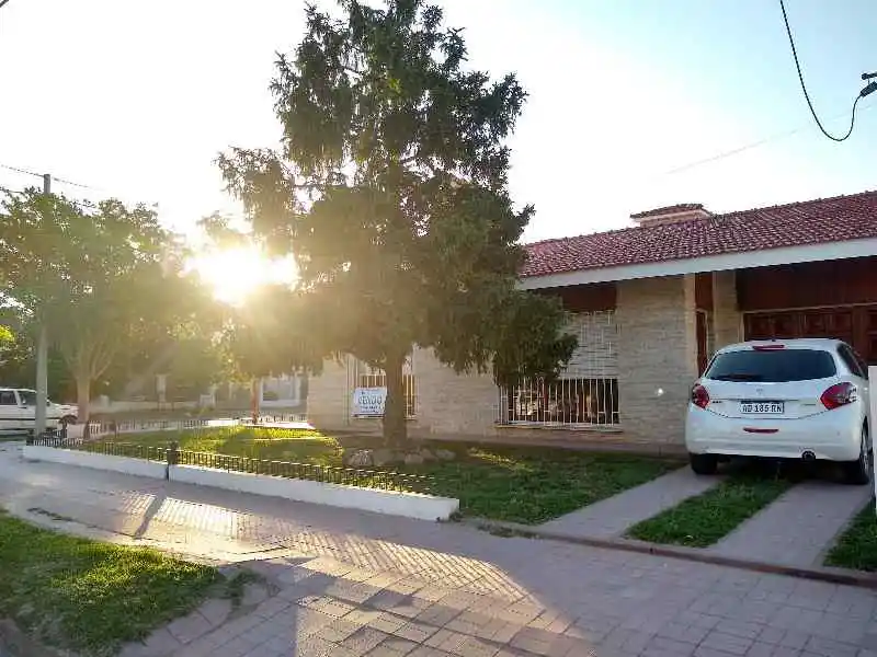 Colonia Caroya-Casa 2 dormitorios amplia con patio-Pleno centro.