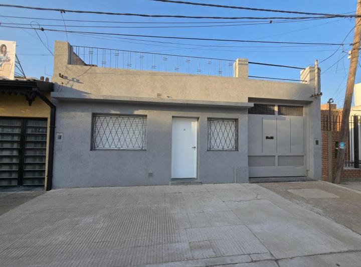 Casa · 230m² · 4 Ambientes · 2 Cocheras