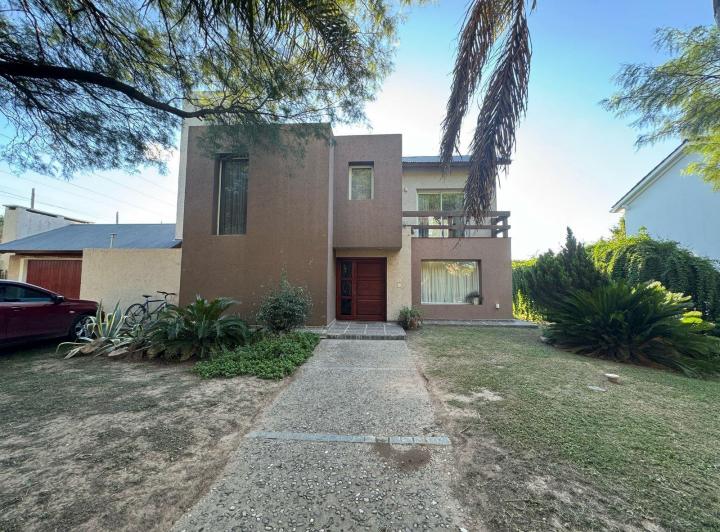 Casa · 280m² · 8 Ambientes