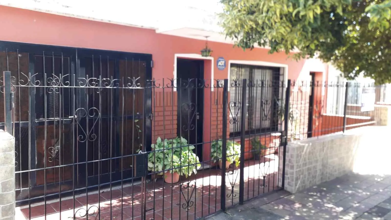 Vendo casa y depto sobre Brown