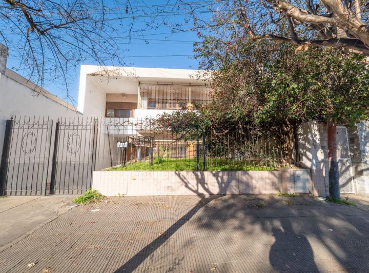 Casa · 250m² · 8 Ambientes · 1 Cochera
