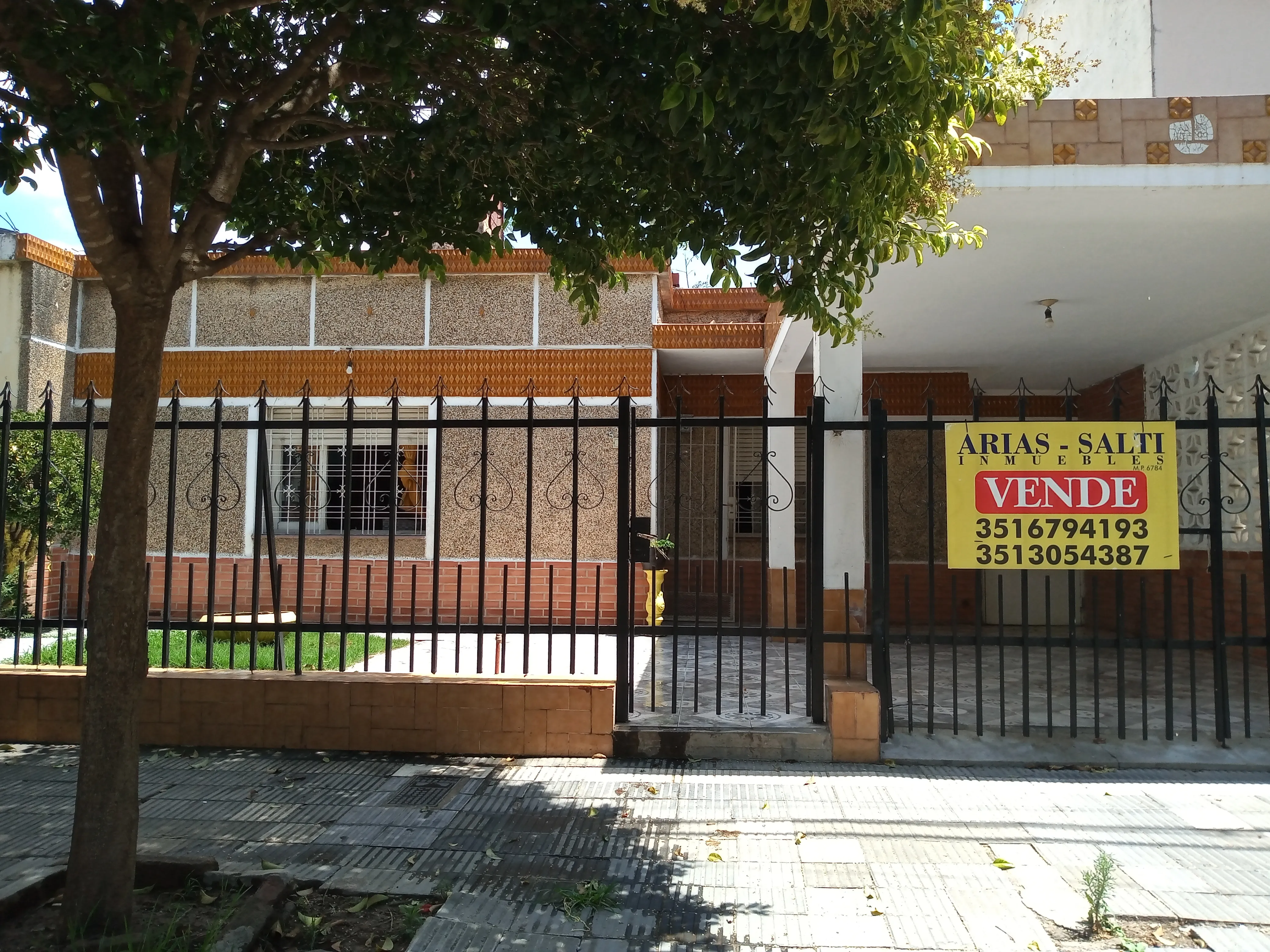 Casa en Venta de 3 Dormitorios - Patio - Cochera - Residencial América