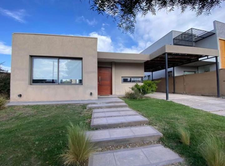 Casa · 150m² · 4 Ambientes · 1 Cochera
