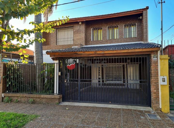 Casa · 200m² · 5 Ambientes · 2 Cocheras