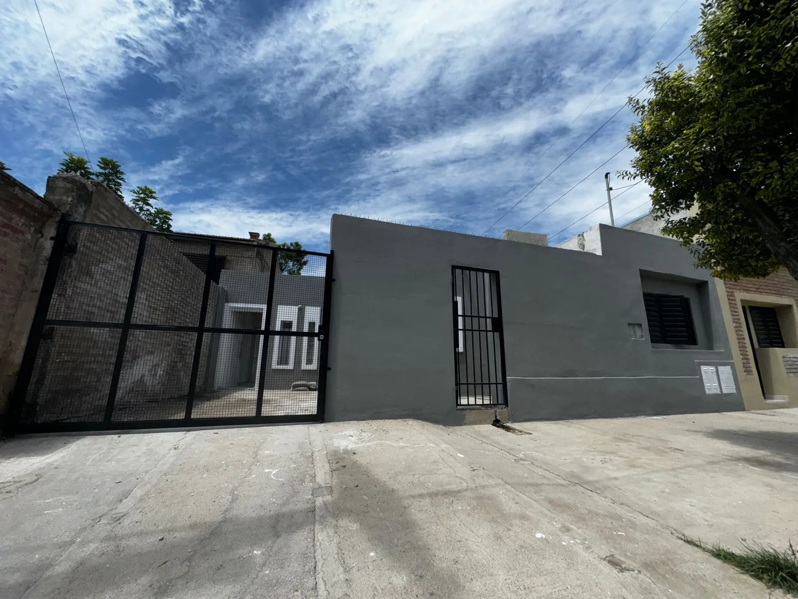 VENDO CASA DE 2 DORM. EN B° VILLA REVOL! A ESTRENAR! U$D 42.000 (ALQUILADA)