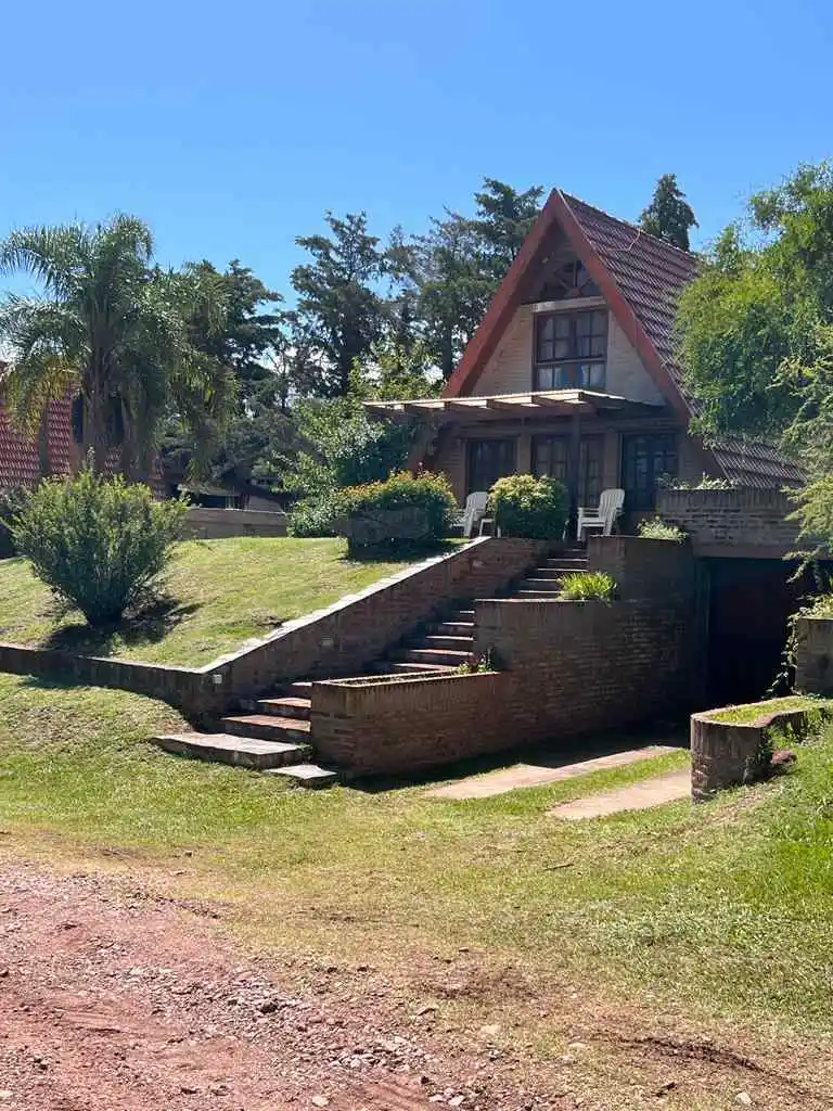 VENDO GRAN CASA ALPINA DE 2 DORM. EN CLUB NÁUTICO DE HERNANDO (EMBALSE) U$D 200