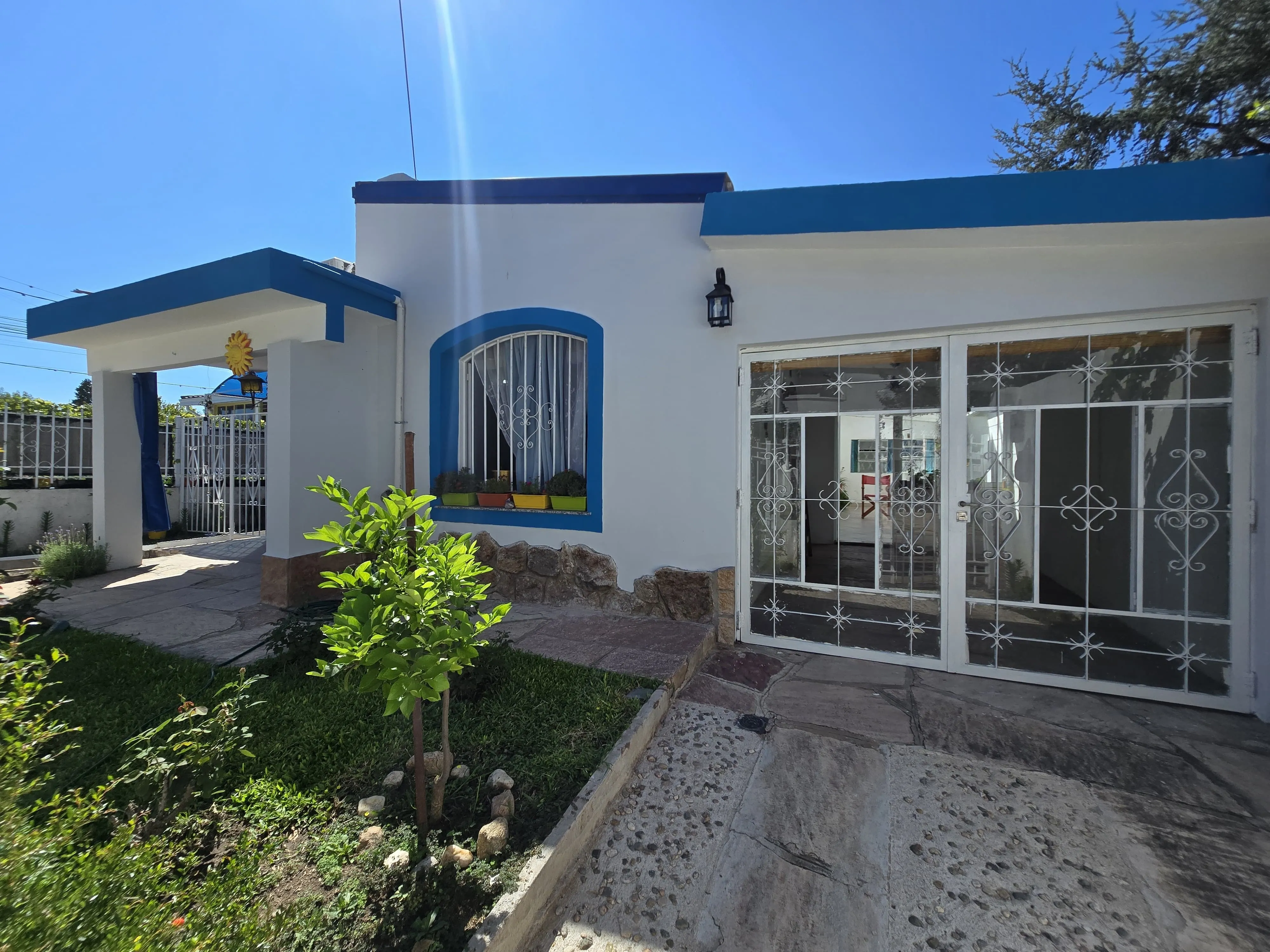 Venta: Casa - 2 Dormitorios- 2 Baños - Cochera y Patio -Refaccionada -Carlos Paz
