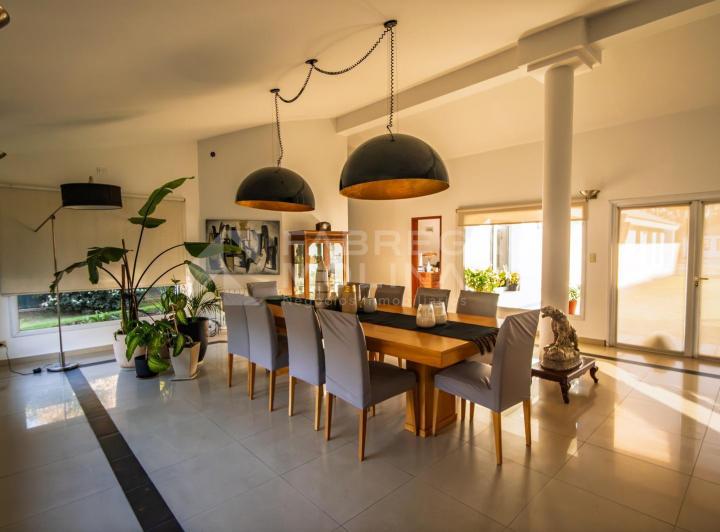 Casa · 600m² · 4 Ambientes · 2 Cocheras