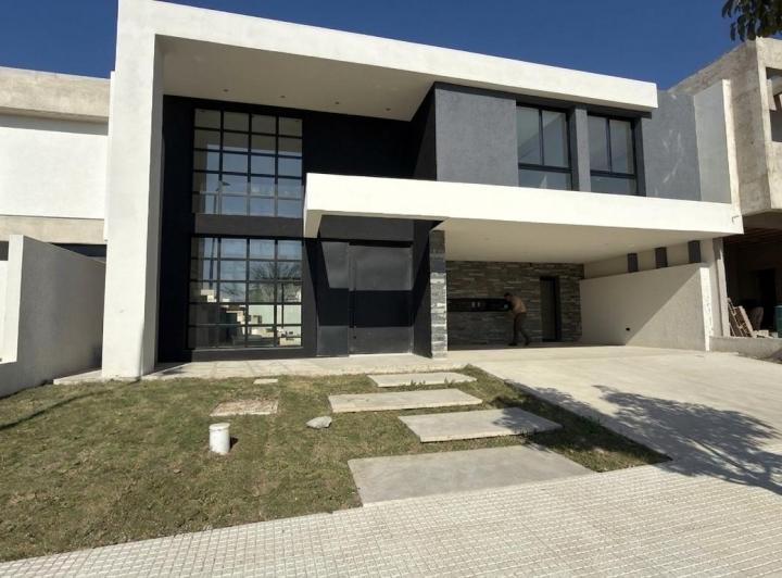 Casa · 286m² · 4 Ambientes · 2 Cocheras
