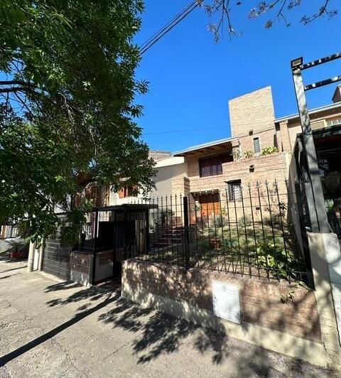 Casa · 168m² · 14 Ambientes · 1 Cochera
