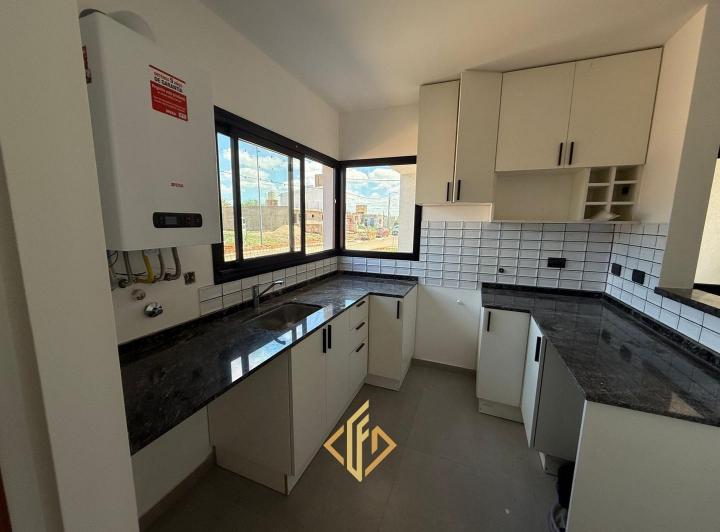 Casa · 160m² · 4 Ambientes · 1 Cochera