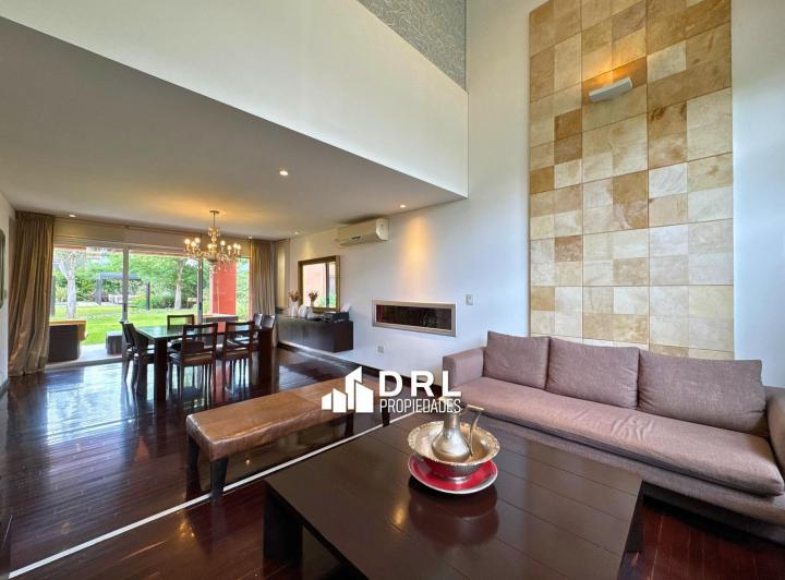 Casa · 409m² · 10 Ambientes · 2 Cocheras