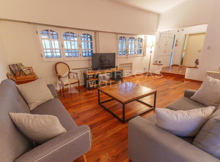 Casa · 350m² · 3 Ambientes · 7 Cocheras