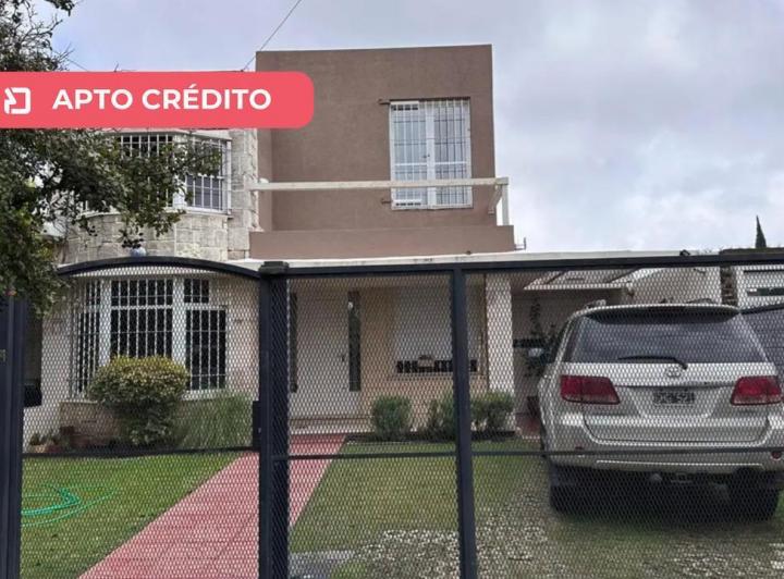 Casa · 210m² · 6 Ambientes · 2 Cocheras