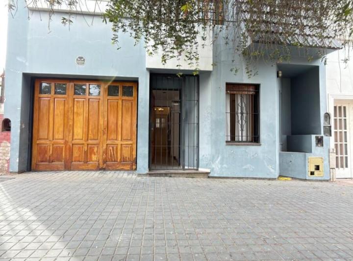Casa · 240m² · 6 Ambientes · 1 Cochera