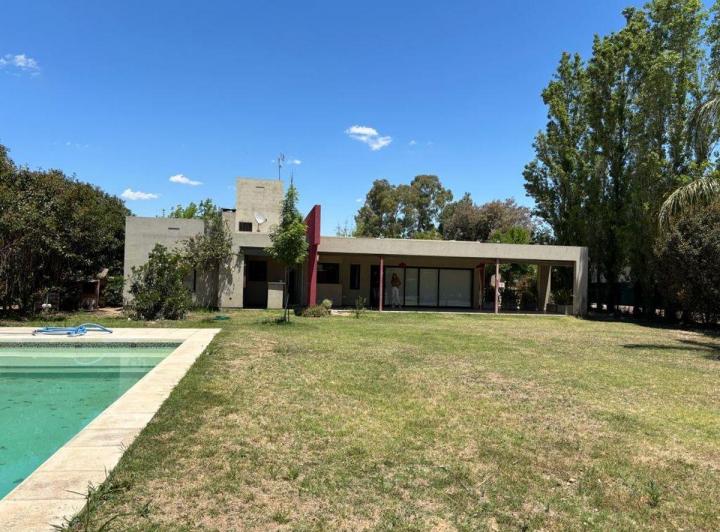 Casa · 300m² · 8 Ambientes · 2 Cocheras