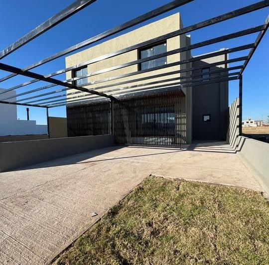 Casa · 106m² · 4 Ambientes · 2 Cocheras
