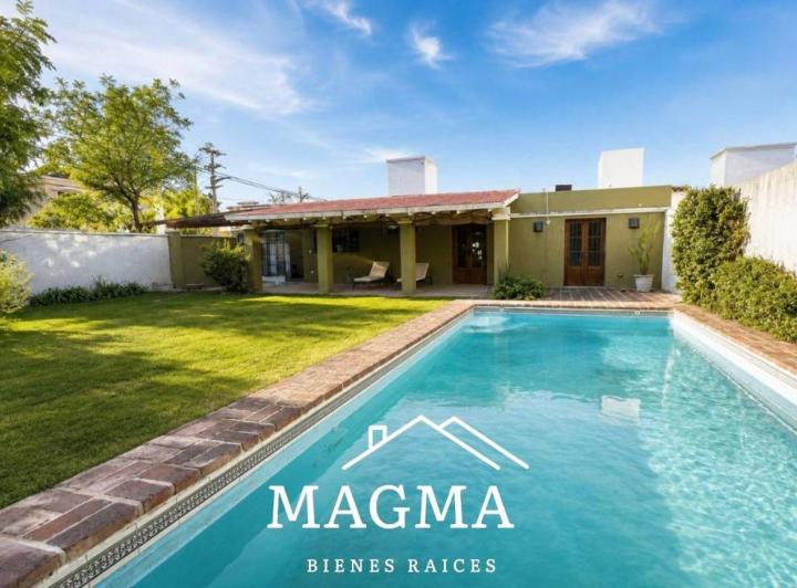 Casa · 231m² · 8 Ambientes · 2 Cocheras