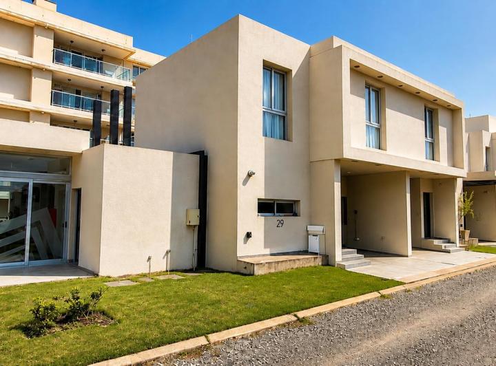 Casa · 170m² · 9 Ambientes · 2 Cocheras