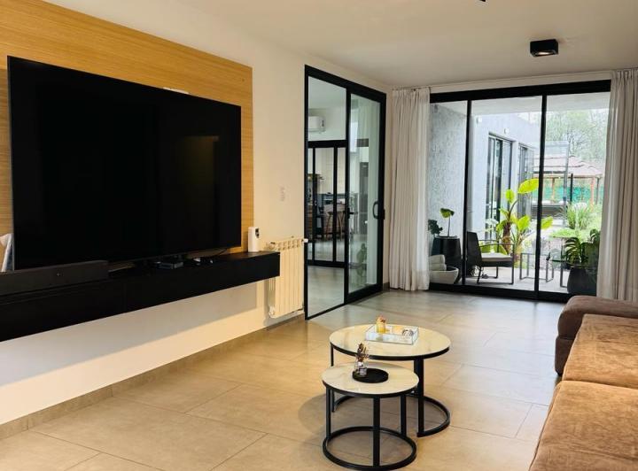 Casa · 240m² · 6 Ambientes · 4 Cocheras
