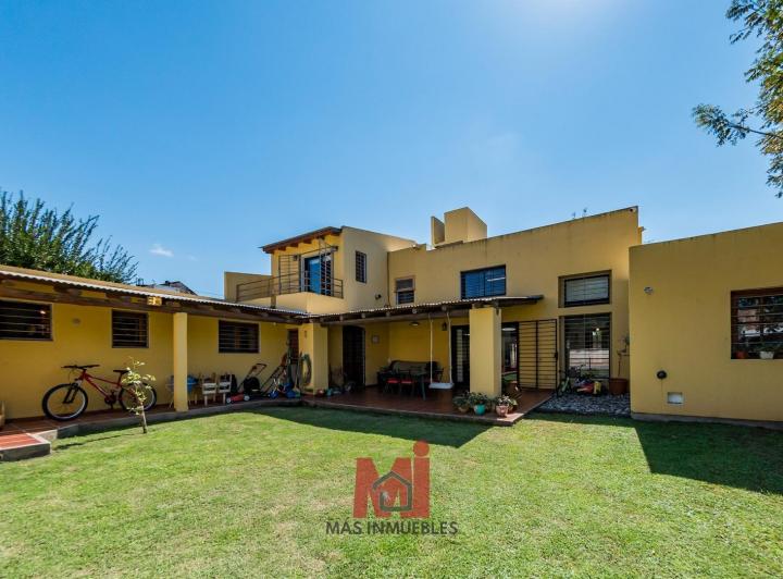 Casa · 233m² · 4 Ambientes · 2 Cocheras
