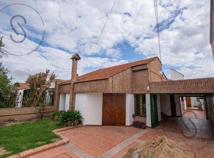 Casa · 250m² · 6 Ambientes · 3 Cocheras