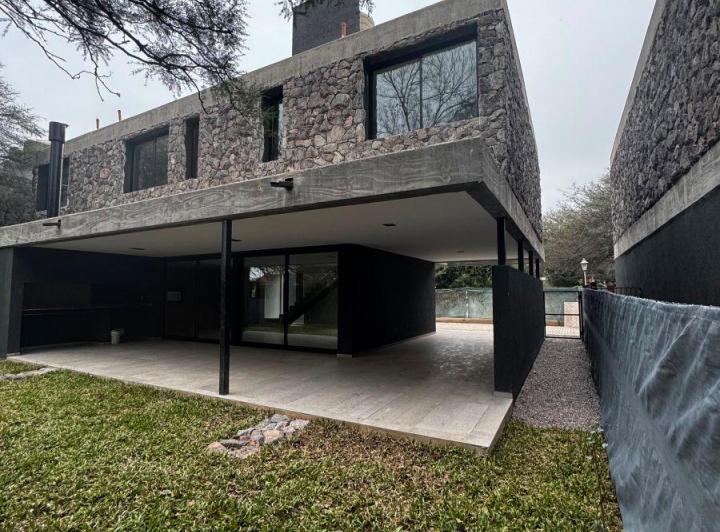 Casa · 270m² · 6 Ambientes · 2 Cocheras