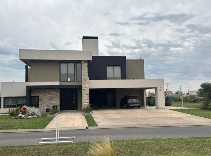 Casa · 740m² · 7 Ambientes · 3 Cocheras