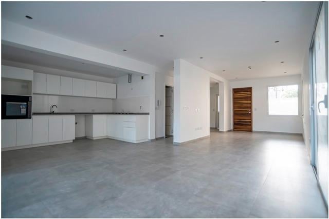 Casa · 235m² · 4 Ambientes · 2 Cocheras