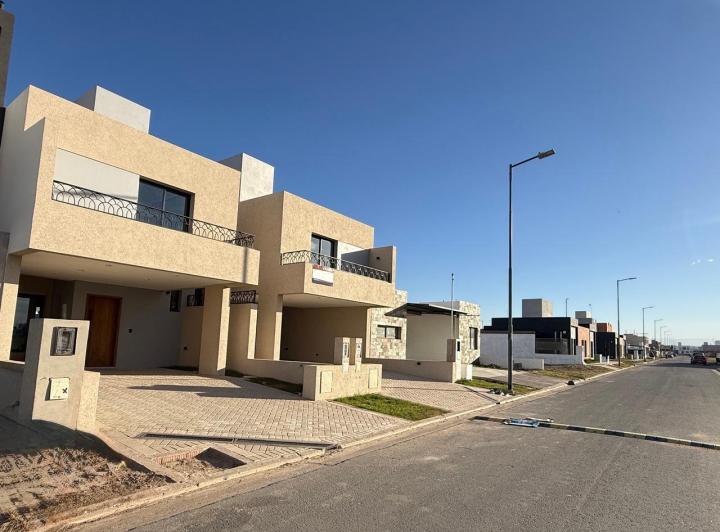 Casa · 126m² · 6 Ambientes · 2 Cocheras