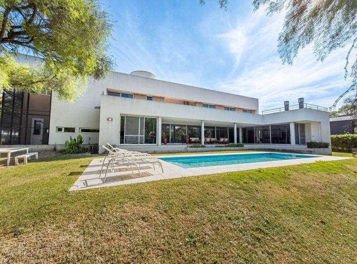 Casa · 639m² · 7 Ambientes · 5 Cocheras