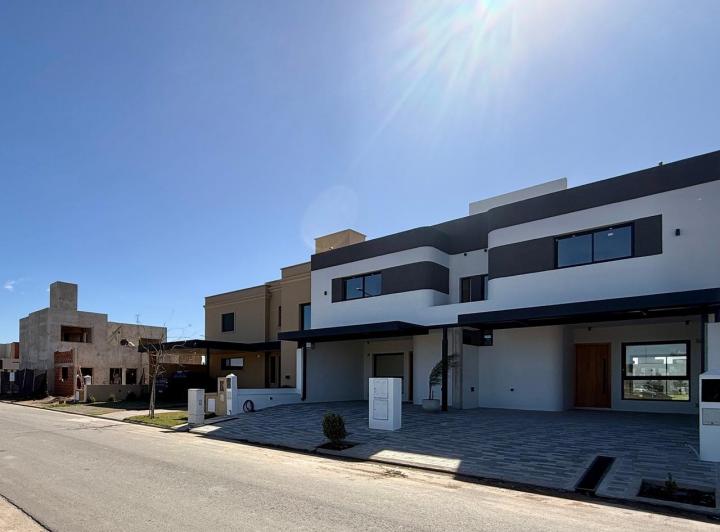 Casa · 160m² · 4 Ambientes · 2 Cocheras
