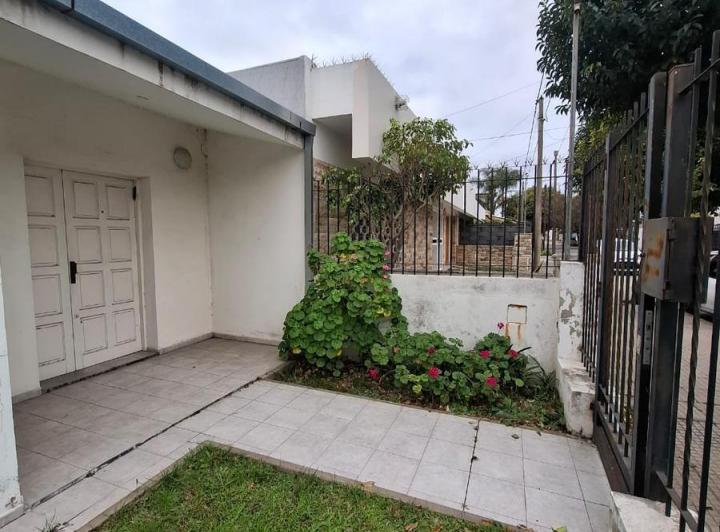 Casa · 220m² · 5 Ambientes · 3 Cocheras