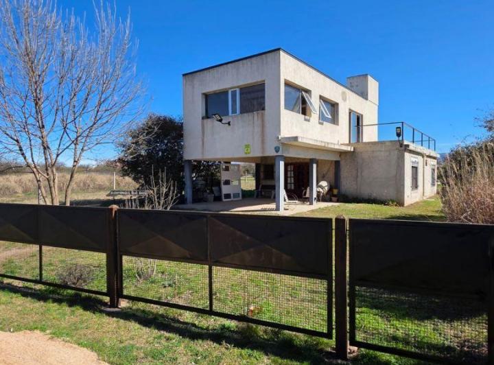 Casa · 230m² · 4 Ambientes · 1 Cochera